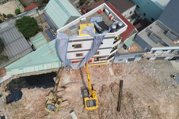 Tháo dỡ hai tầng căn nhà nghiêng ở Vành đai 3 TP HCM