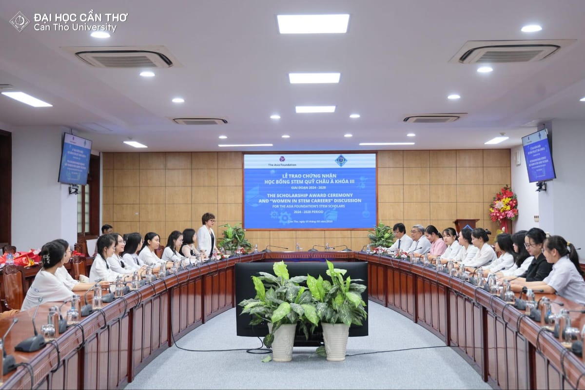 10 sinh viên nữ ưu tú theo học các chuyên ngành liên quan đến khoa học, công nghệ, kỹ thuật và toán học nhận học bổng STEM của Quỹ Châu Á