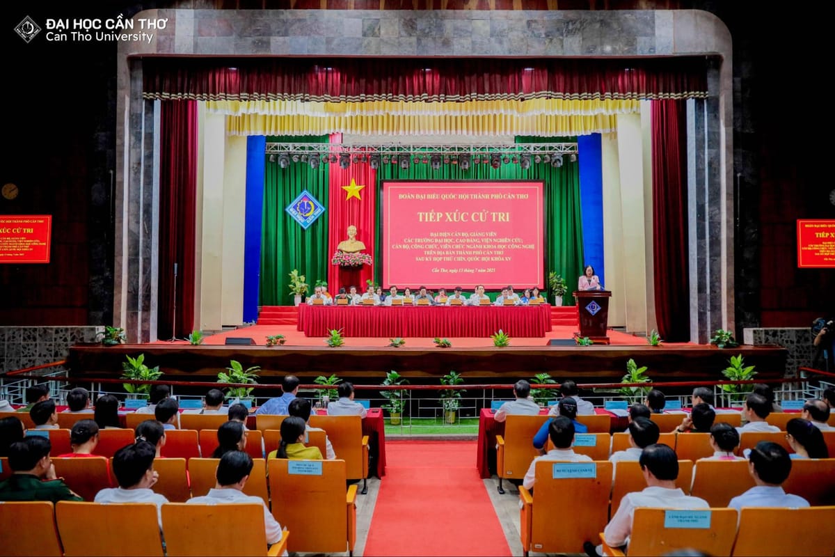 Thủ tướng Phạm Minh Chính cùng Đoàn đại biểu Quốc hội thành phố Cần Thơ tiếp xúc cử tri là đội ngũ trí thức, khoa học tại Trường Đại học Cần Thơ