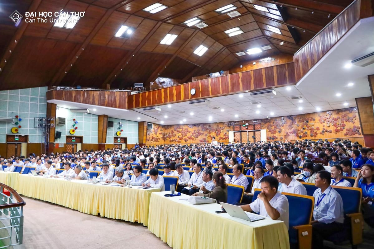 Lãnh đạo Trường Đại học Cần Thơ gặp gỡ, tiếp xúc đại biểu sinh viên năm học 2024 - 2025