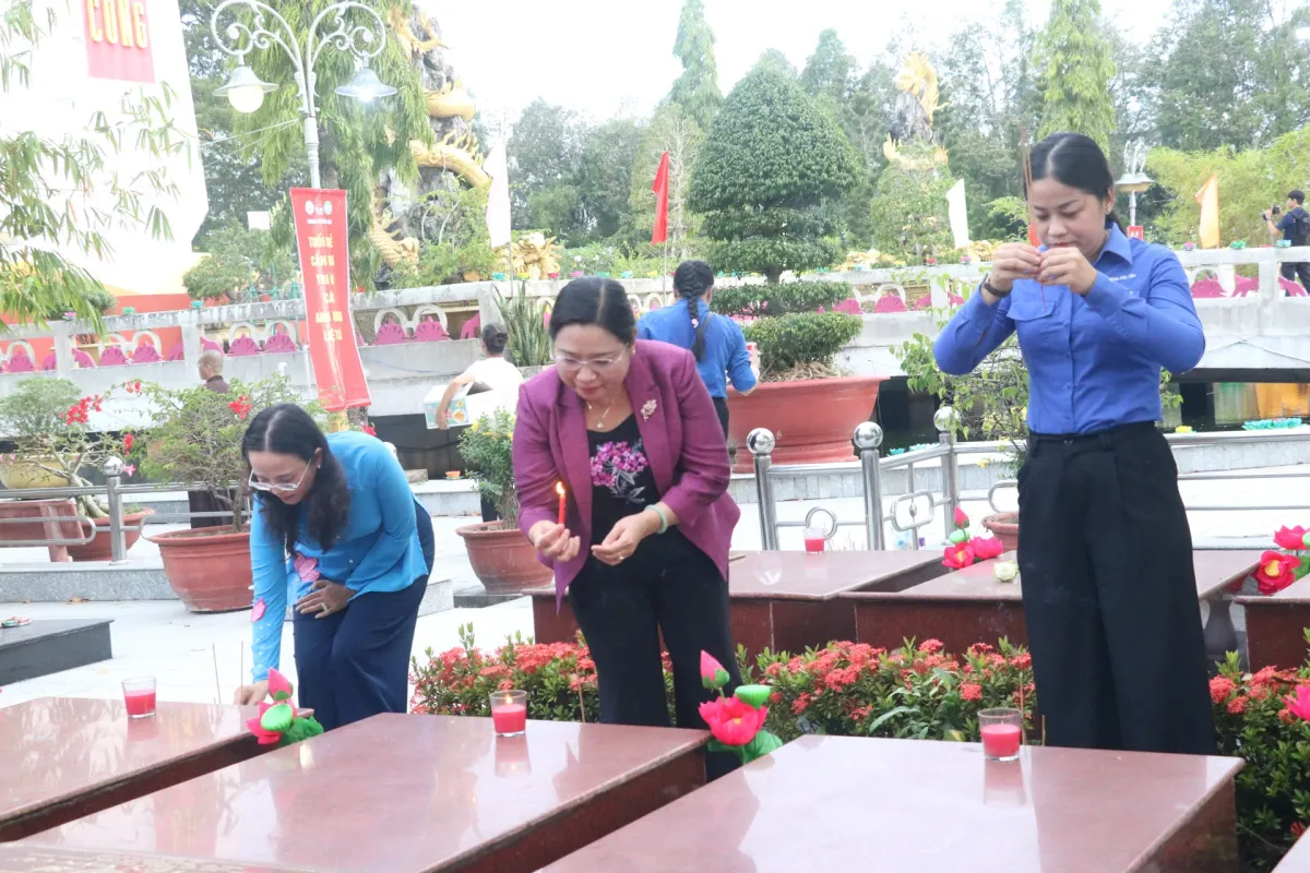 Tuổi trẻ TP Cần Thơ "Thắp nến tri ân các anh hùng, liệt sĩ"