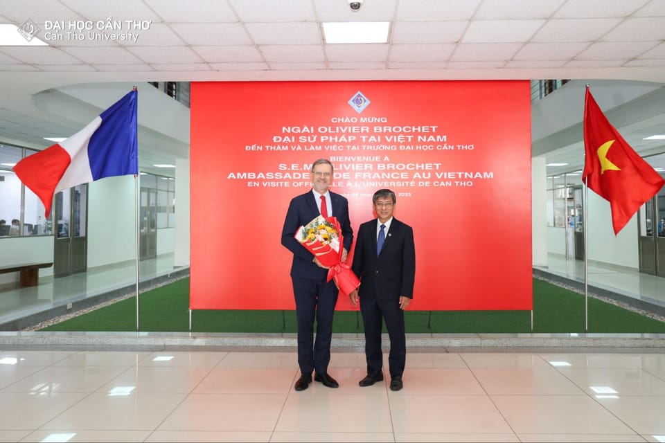 Đại sứ Đặc mệnh toàn quyền Cộng hòa Pháp tại Việt Nam đến thăm và làm việc tại Trường, ký kết biên bản ghi nhớ với Viện Nghiên cứu Phát triển Pháp