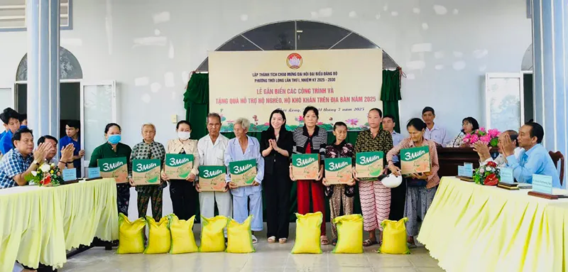 Gắn biển các công trình chào mừng Đại hội