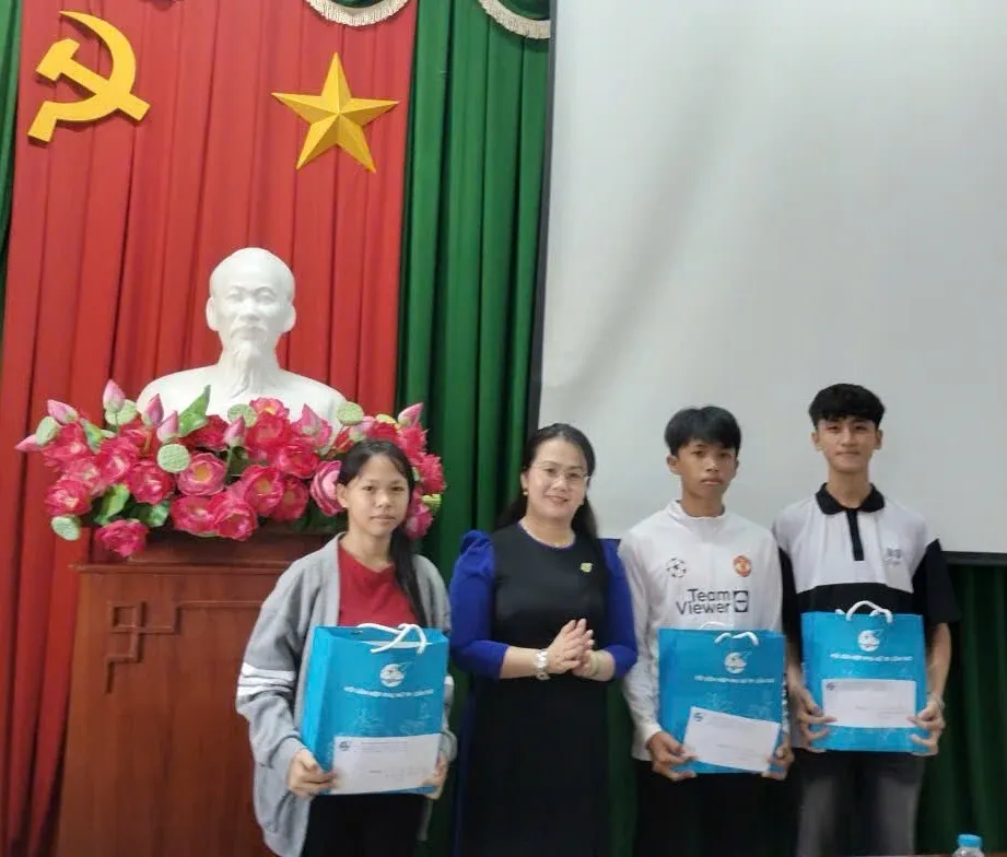 Hội LHPN TP Cần Thơ tổ chức gặp mặt, tặng quà cho trẻ mồ côi do đại dịch COVID-19