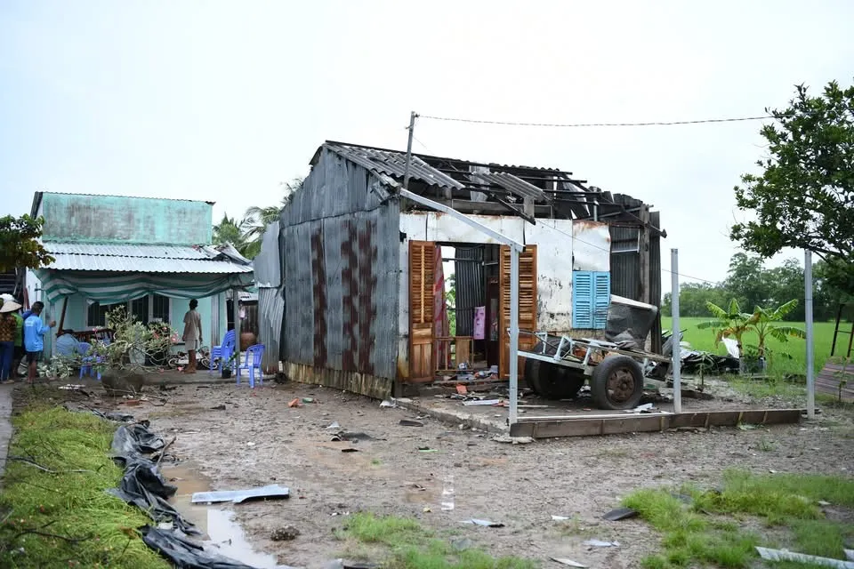 Mưa kèm theo giông lốc làm hư hại 7 căn nhà ở xã Long Phú