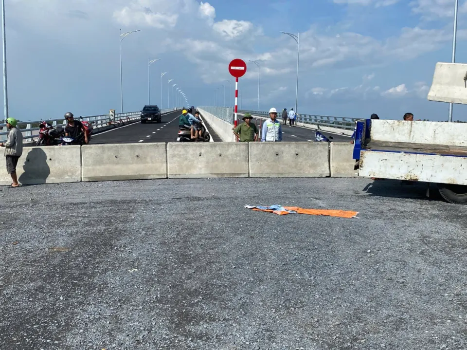 Chỉ sau 3 ngày lưu thông tạm, cầu Đại Ngãi 2 tạm ngừng cho xe qua lại đến ngày thông xe