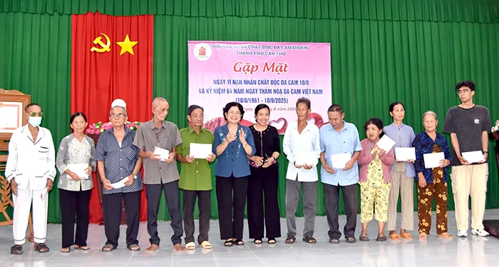 Tặng 30 phần quà cho nạn nhân chất độc da cam/đioxin tại xã Nhu Gia