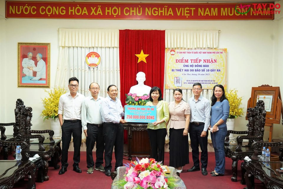 Trường Đại học Tây Đô trao tặng 250 triệu đồng ủng hộ đồng bào bị thiệt hại do bão, lũ
